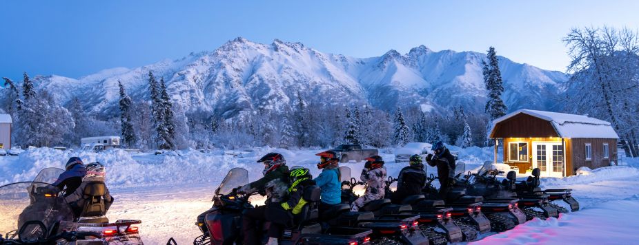 Comment choisir le meilleur voyage en motoneige en Laponie ? Le guide complet