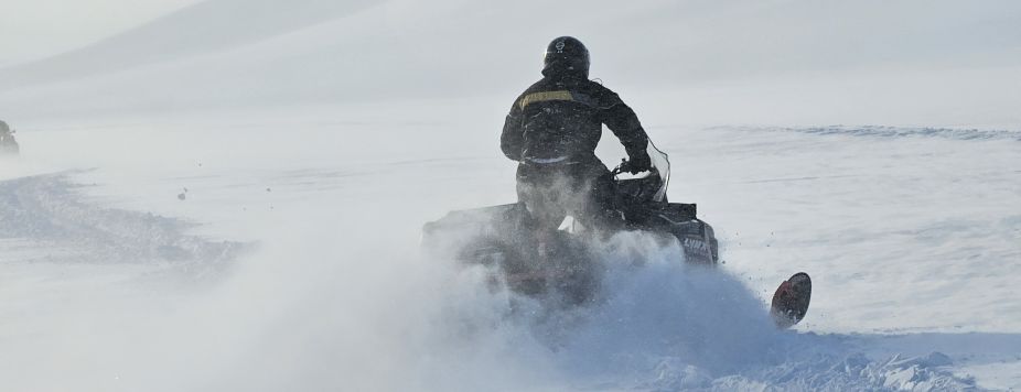 Voyage à motoneige : réussir son raid en 2026
