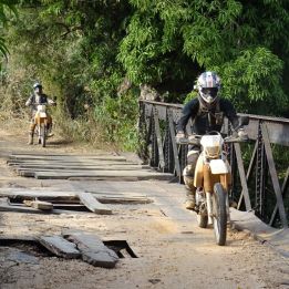 Vous longez les rives du lac Volta à travers une végétation dense et des zones agricoles. Les pistes alternent entre sections roulantes et passages plus isolés. Vous rejoignez Koforidua et vous installez au campement Aylos Bay, au bord du lac.