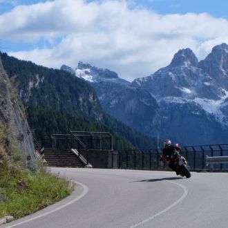 Les Alpes à moto par la région des grands lacs gallery image 2