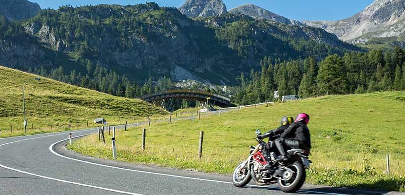 Les Alpes à moto par la région des grands lacs