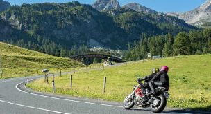 Les Alpes à moto par la région des grands lacs