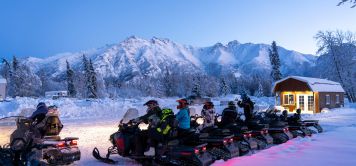 Comment choisir le meilleur voyage en motoneige en Laponie ? Le guide complet